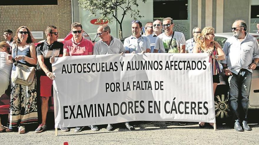 Las autoescuelas cacereñas se concentran en Tráfico para reclamar más examinadores