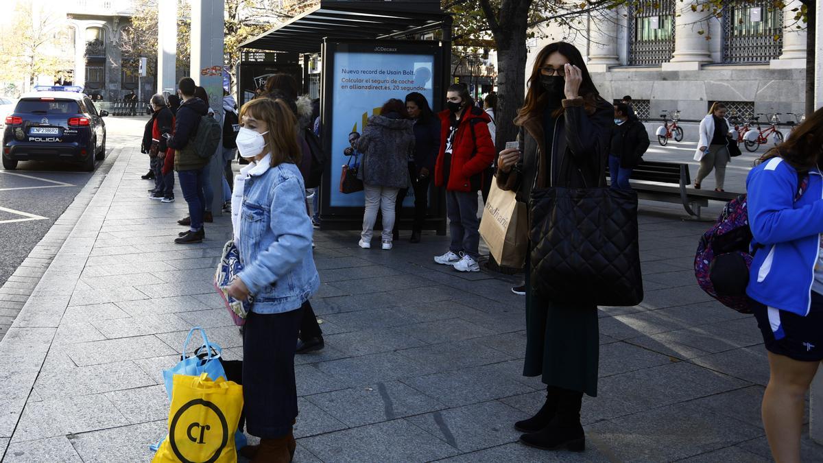 Varios usuarios del bus esperando durante las horas de paros.