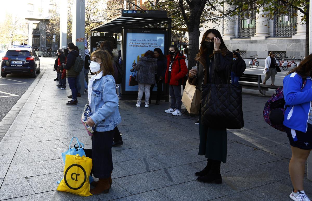 Varios usuarios del bus esperando durante las horas de paros.