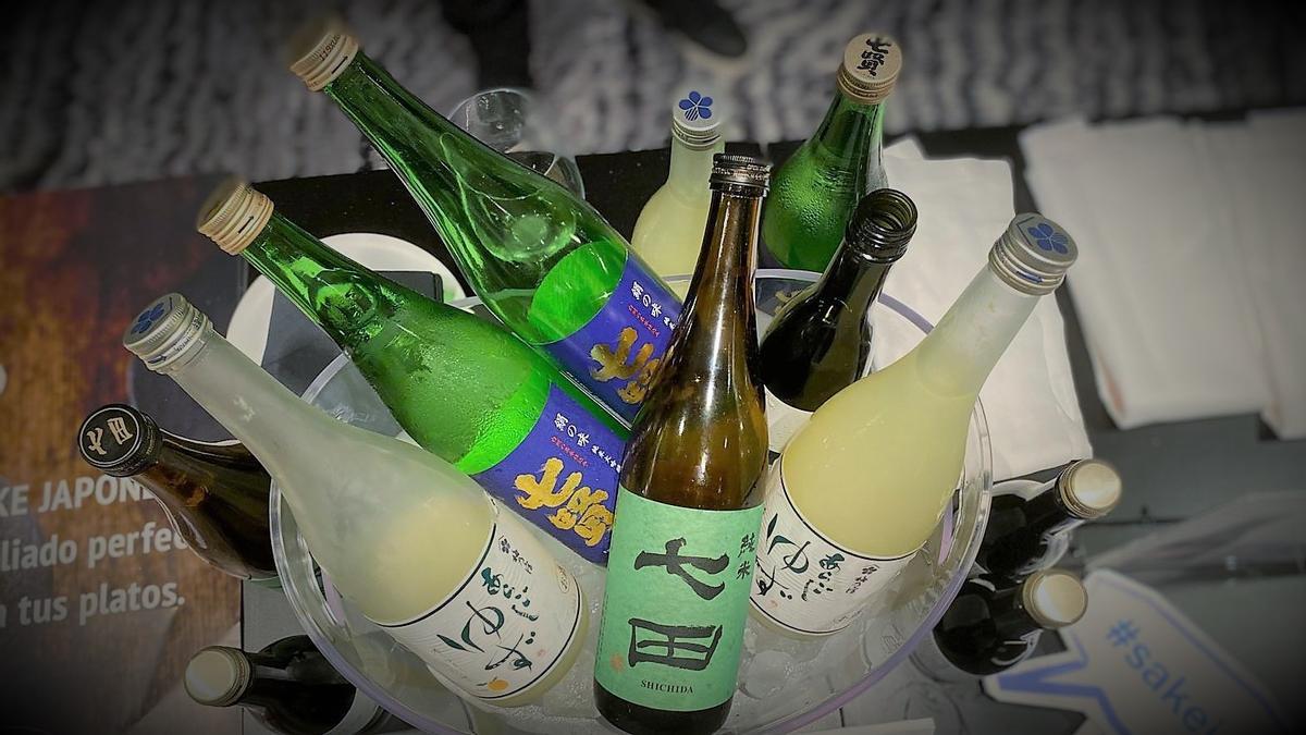 Varias botellas de sake.