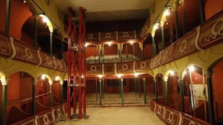 Imagen de ayer del interior del antiguo Teatre Escalante. Un encofrado de sustentación en el patio de butacas refuerza el techo.