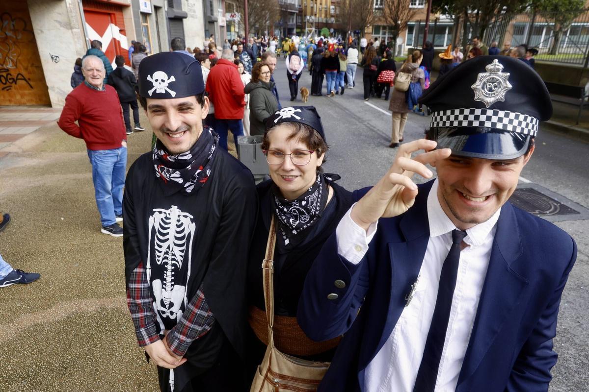 EN IMÁGENES: La Hermandad de festejos de El Lloreu cierra por todo lo alto el Antroxu en la zona oeste de Gijón en su regreso tras más de una década