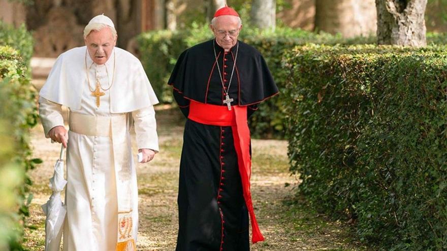 Los intérpretes de Benedicto XVI y Francisco en la película ‘Los dos papas’, de Fernando Meirelles. |