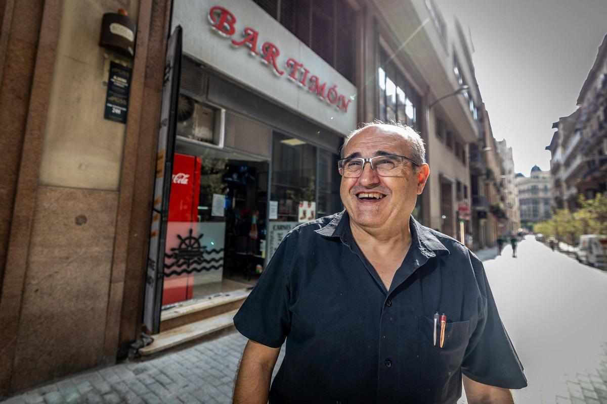 José Pérez, delante de su bar, en la calle de Jonqueres.