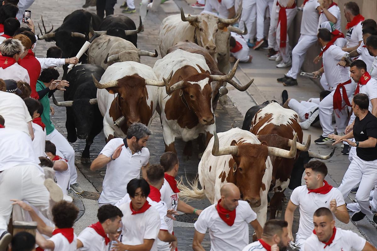 Los toros de Fuente Ymbro protagonizan un rápido y masificado primer encierro.
