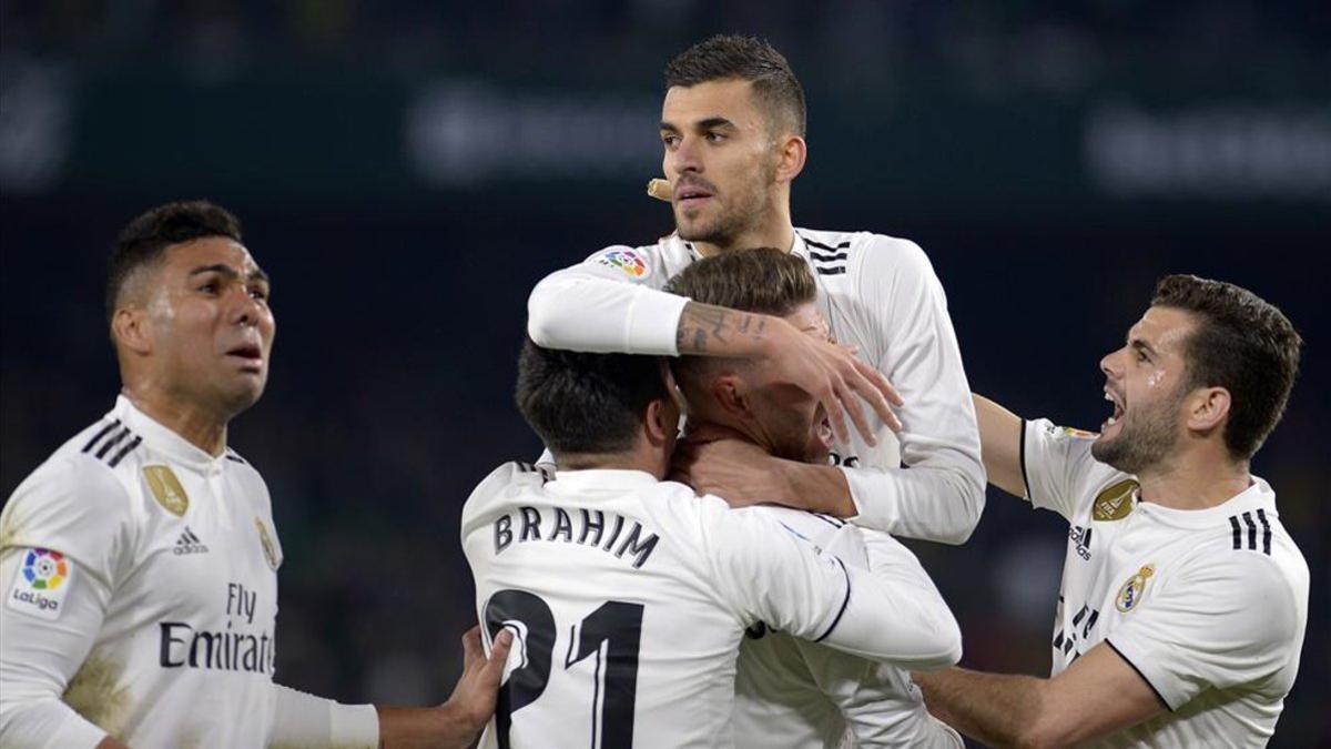 El equipo de Solari celebrando el gol de Ceballos en el Villamarín