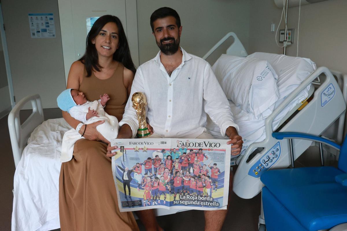 El pequeño Gonzalo, junto a sus padres Antonio Alvaz y Bárbara González, en su habitación del Hospital Álvaro Cunqueiro de Vigo después de ver juntos el gol de España en la final del Mundial.