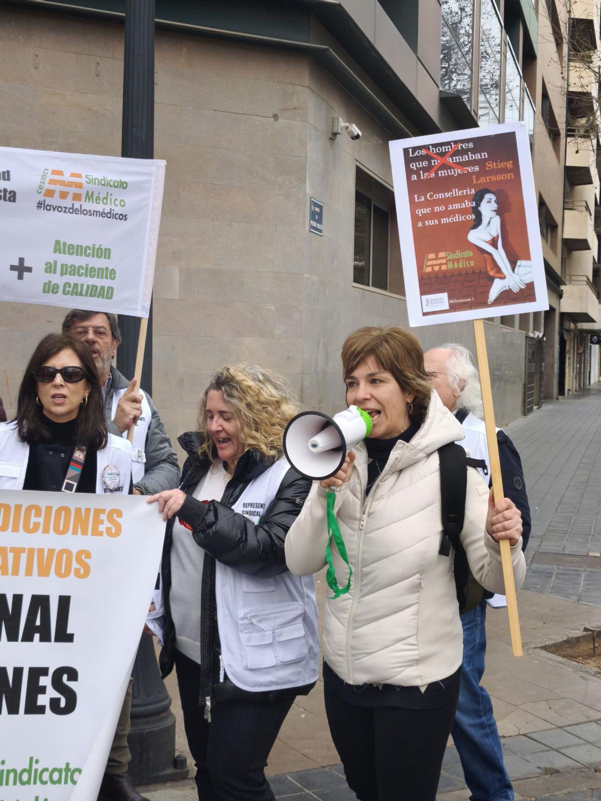 Los médicos protestan a las puertas de la Conselleria de Sanidad por las 35 horas.