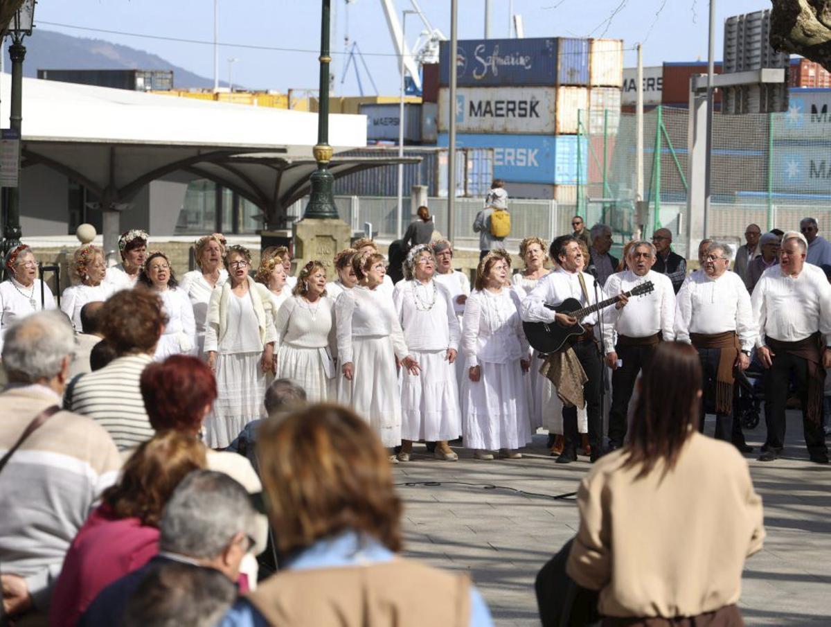 Nelson Quinteiro, con su guitarra, dirige al grupo de cantores.
