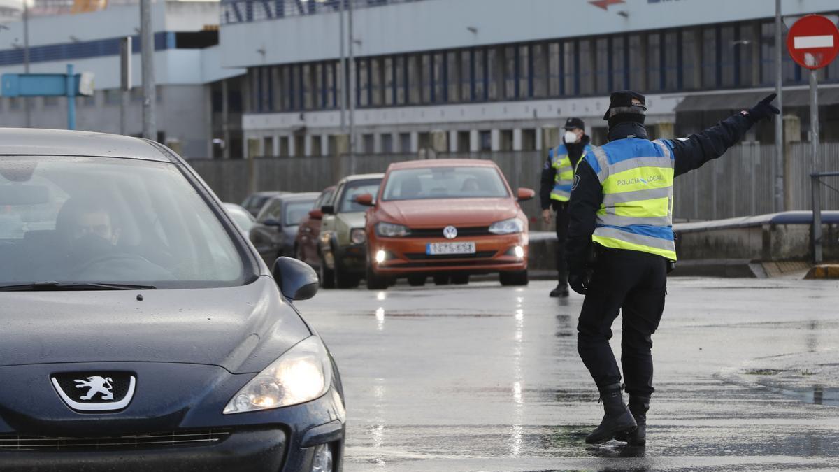 Imagen de archivo de dos agentes de la policía local de Vigo.