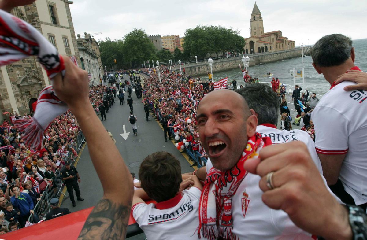 Abelardo celebra el ascenso a Primera del Sporting durante su etapa como entrenador rojiblanco.