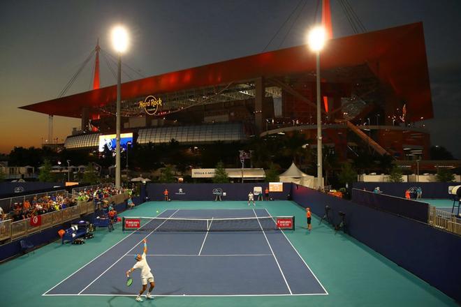 Malek Jaziri, de Túnez, sirve a Dan Evans de Gran Bretaña durante el cuarto día del tenis del Miami Open.