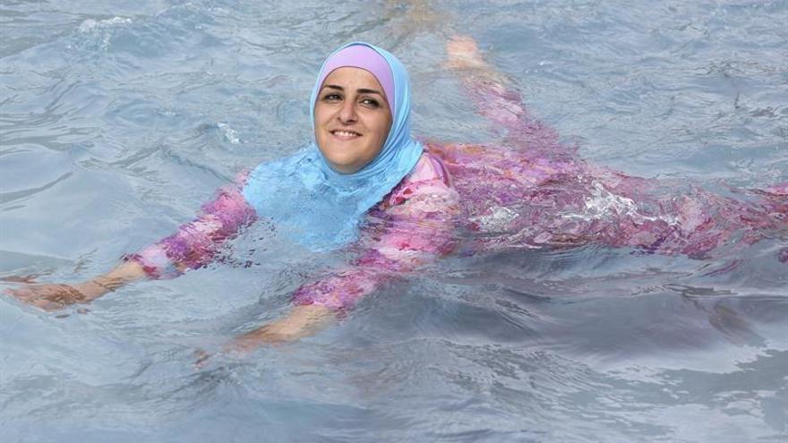 Valls apoya los vetos al &quot;burkini&quot; pero descarta legislar al respecto