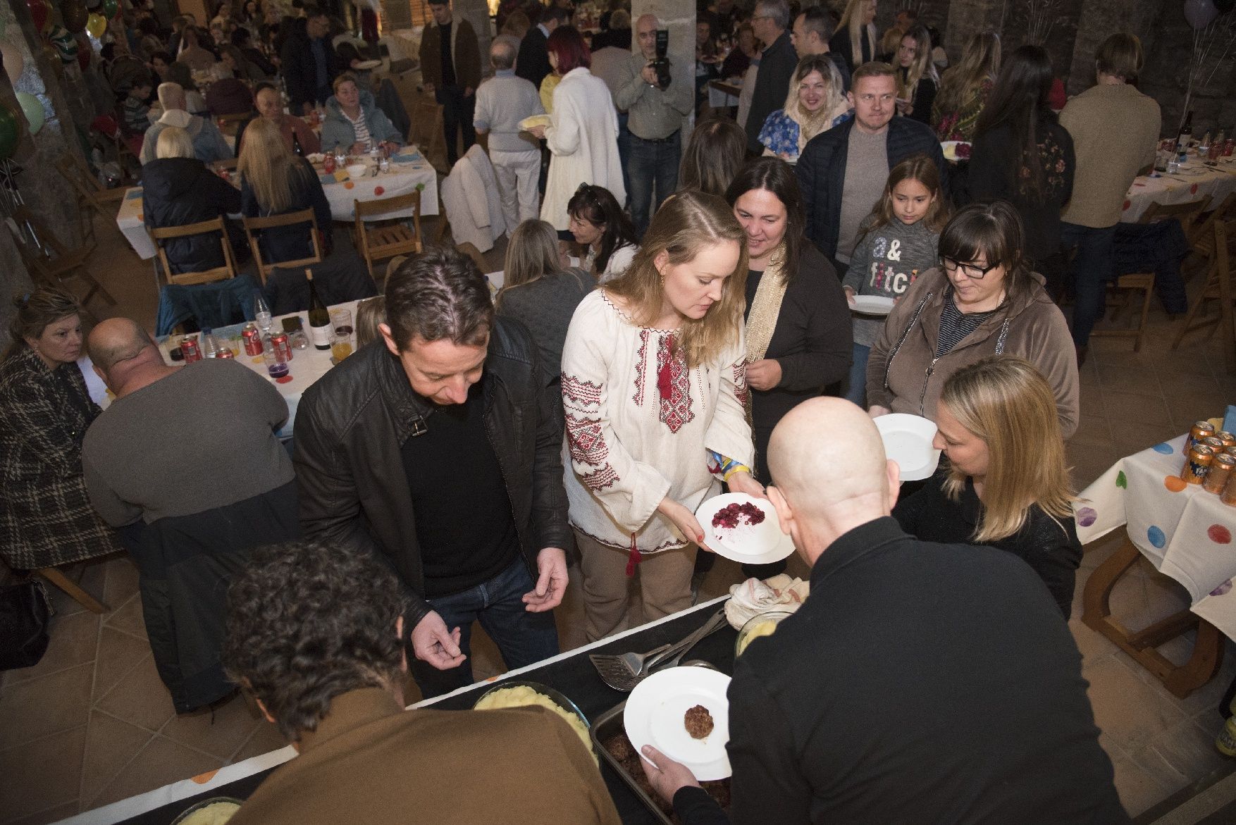 Les imatges de la celebració de centenars d'ucraïnesos al convent de Santa Clara