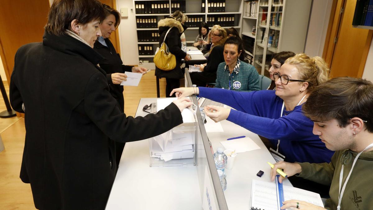Un momento de la jornada electoral del Colegio de Enfermería de Zaragoza.