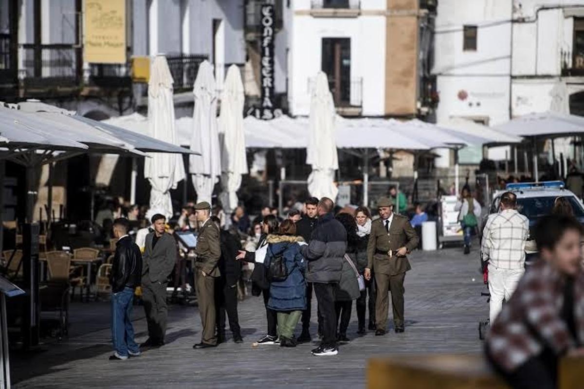 Militares junto a familiares y allegados en la plaza Mayor de Cáceres.