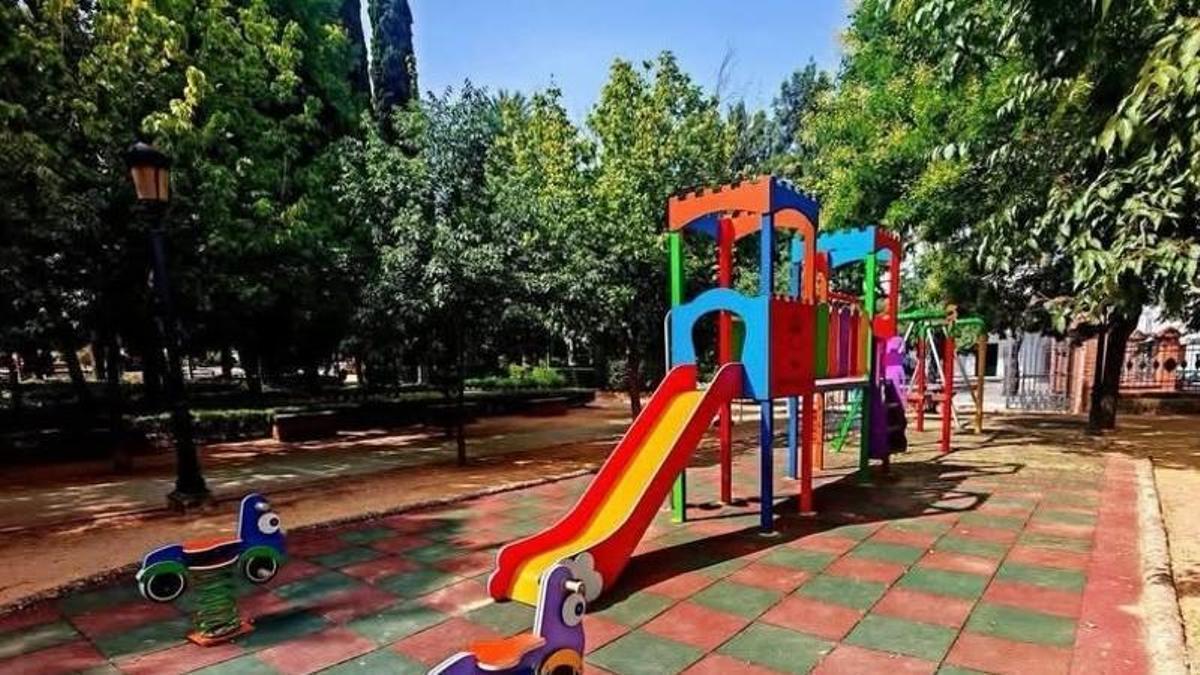 Uno de los juegos infantiles renovados en el parque de la Piedad.
