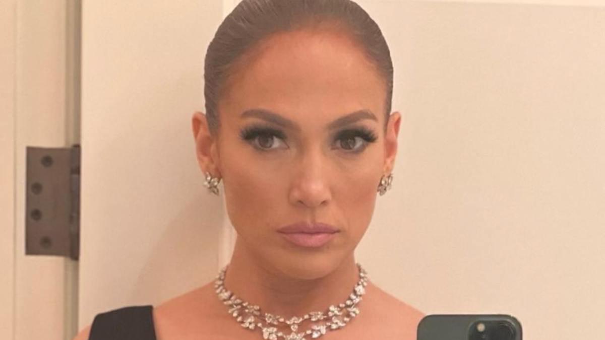 Jennifer Lopez con vestido negro