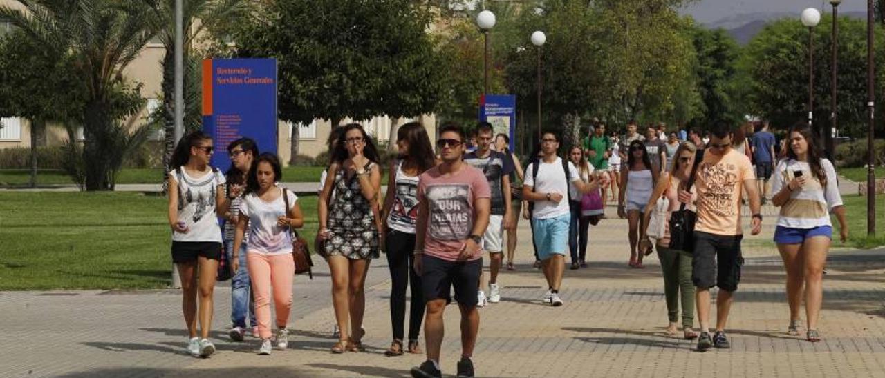 El compromiso de los rectores supone un alivio para el bolsillo de los universitarios de la provincia y asegura que cursen la estancia completa en Europa