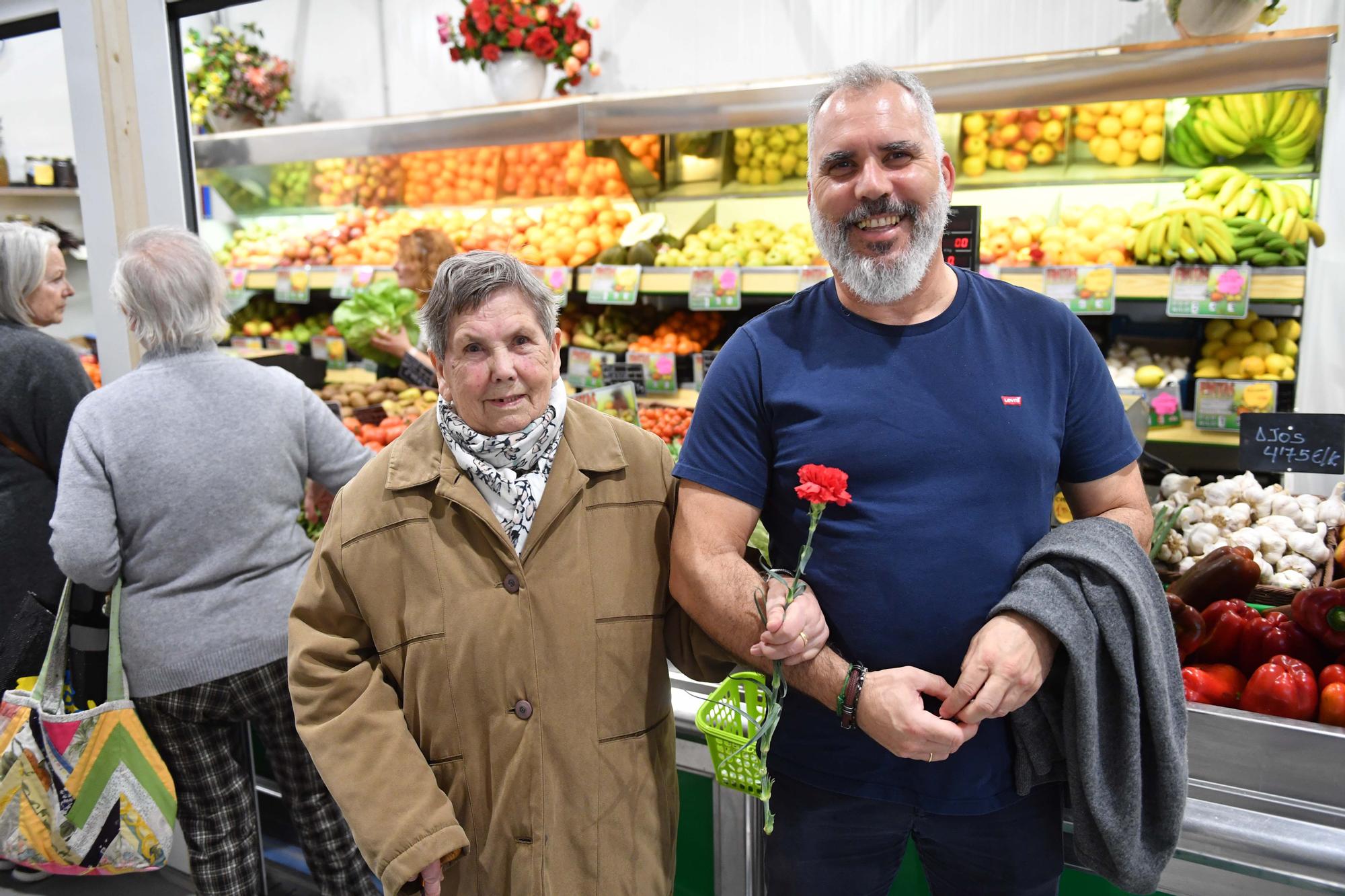 El mercado provisional de Monte Alto abre sus puertas: flores, clientes de siempre y nuevos curiosos