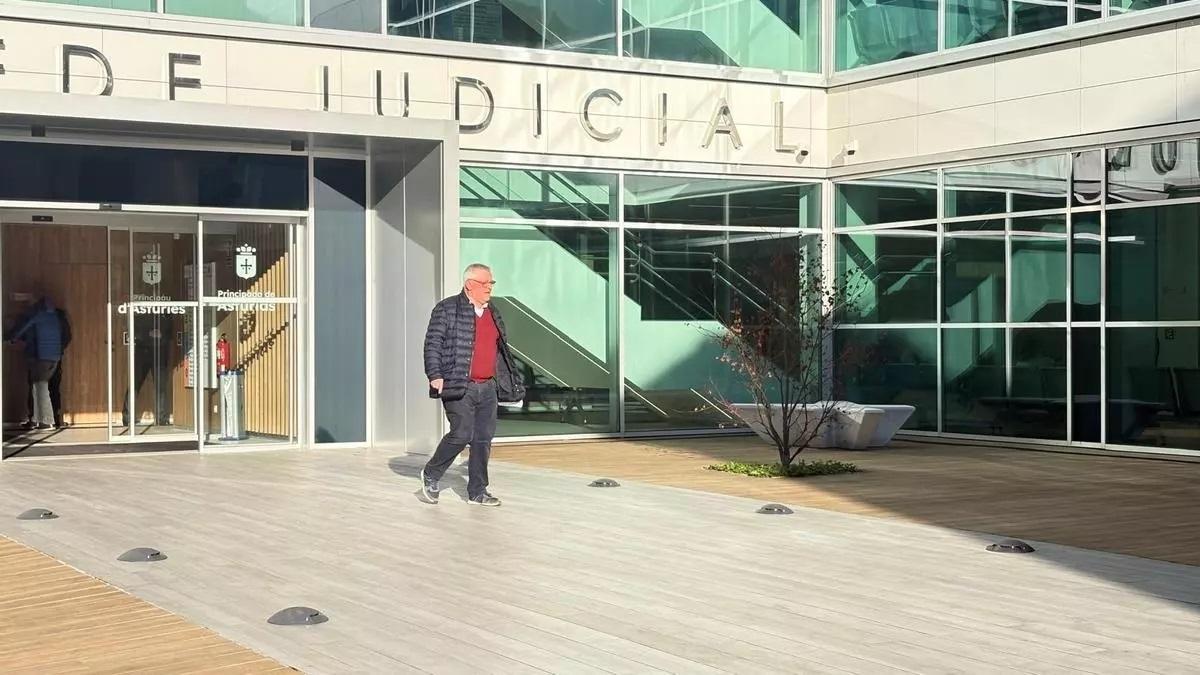 El empresario acusado salr de los Juzgados de Langreo.