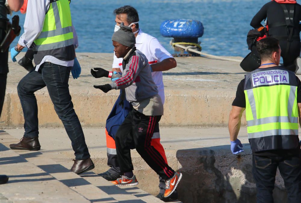 Llega una patera con medio centenar inmigrantes al puerto de Málaga