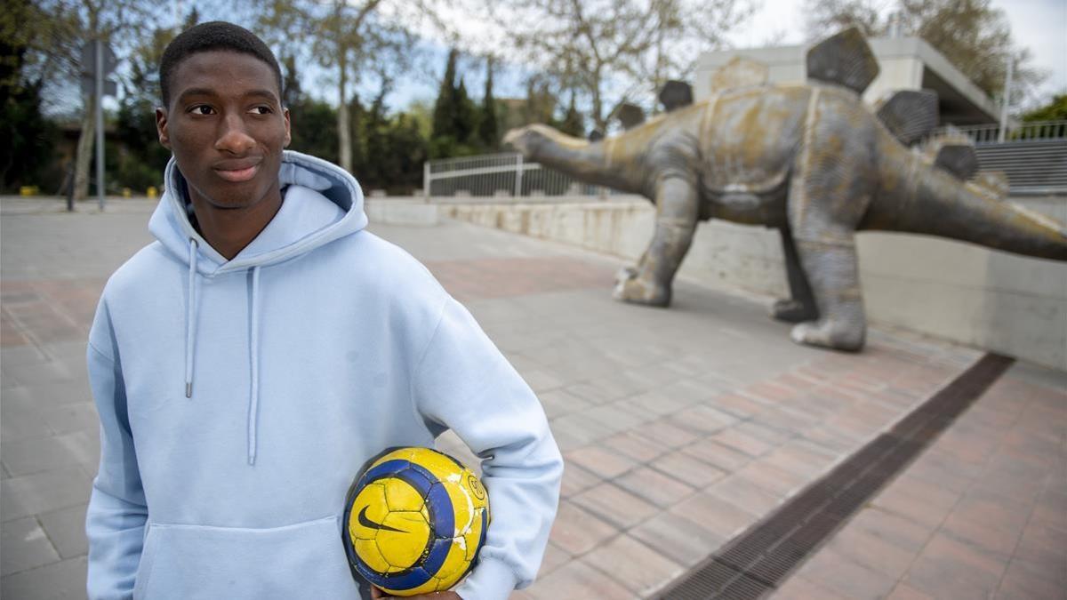 Isa Drammeh, máximo goleador del grupo catalán de la Liga nacional de juveniles, en Santa Coloma de Gramenet.