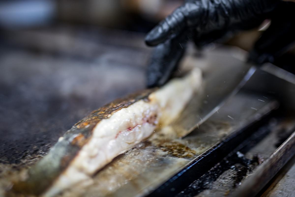 Tajada de pescado en la parrilla de Las Margaritas.