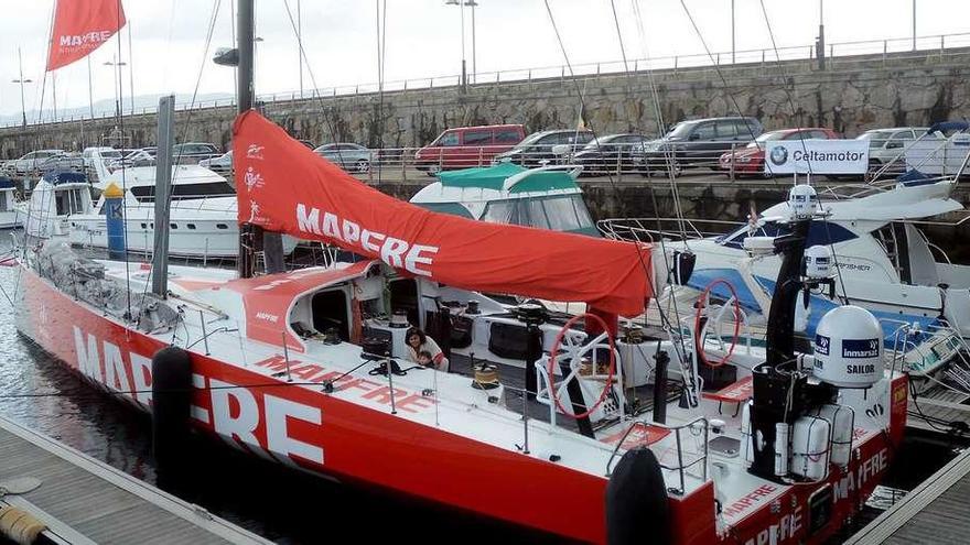 El Mapfre VO65, atracado ayer en el puerto deportivo Juan Carlos I de Sanxenxo, ante la sede del Real Club Náutico. // Rafa Vázquez