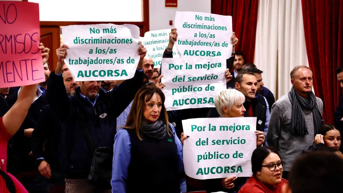 Protestas de trabajadores de Aucorsa en el salón de plenos.