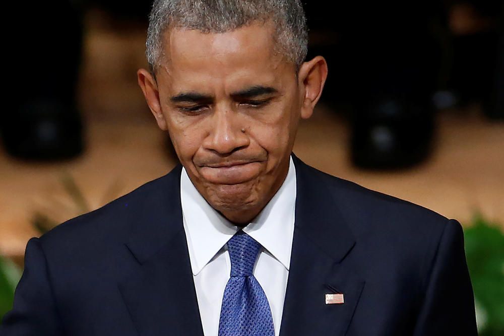 Obama ha participado, junto a su esposa y el expresidente George W. Bush, en el homenaje a los cinco policías asesinados.