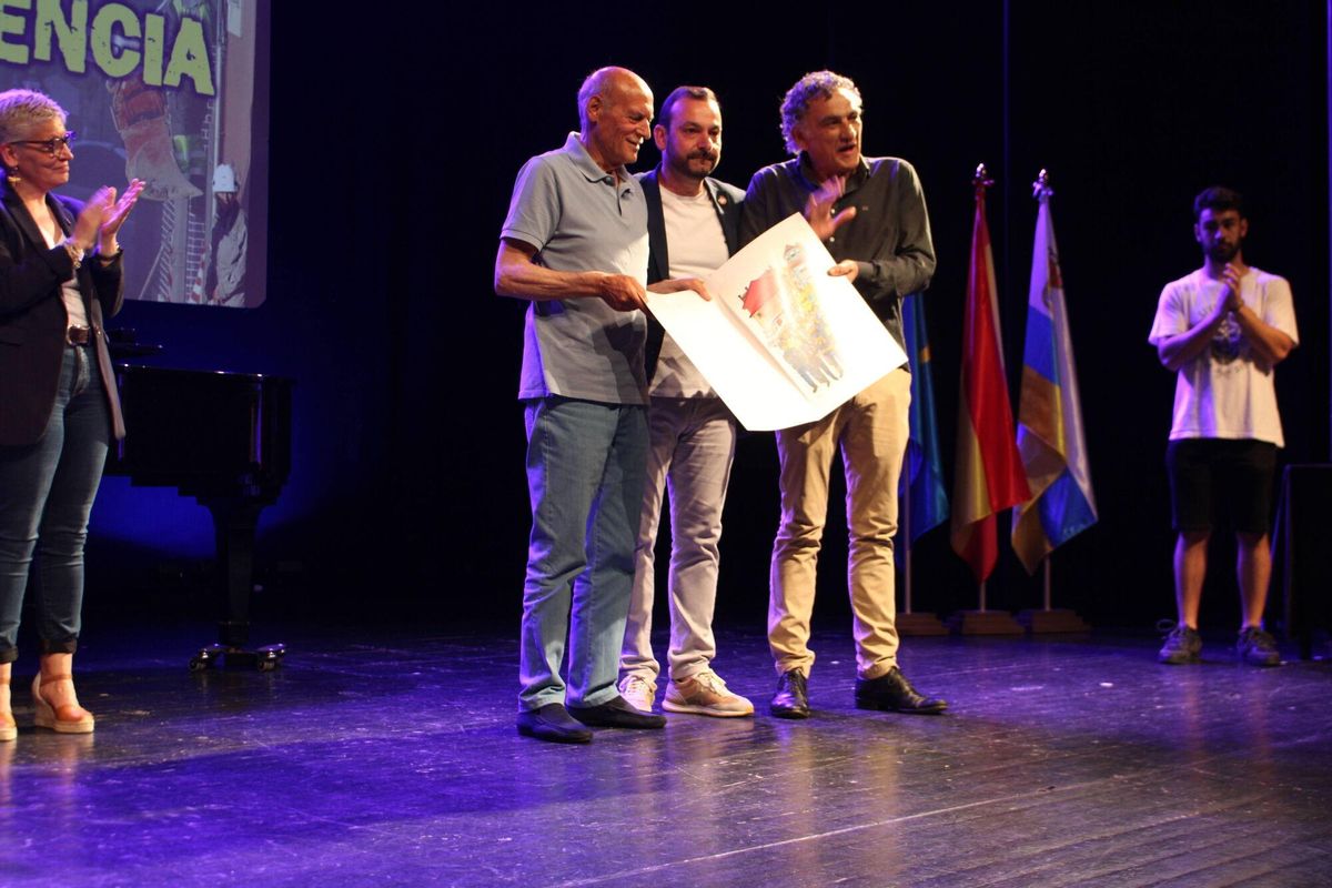 San Xuan 2025 Mieres. Homenaje a los vecinos policia bomberos que actuaron en el barrio de La Villa