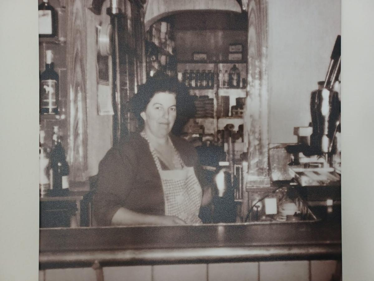 María Luisa Díaz, fundadora, en el bar tienda que fue originariamente Casa Luis.