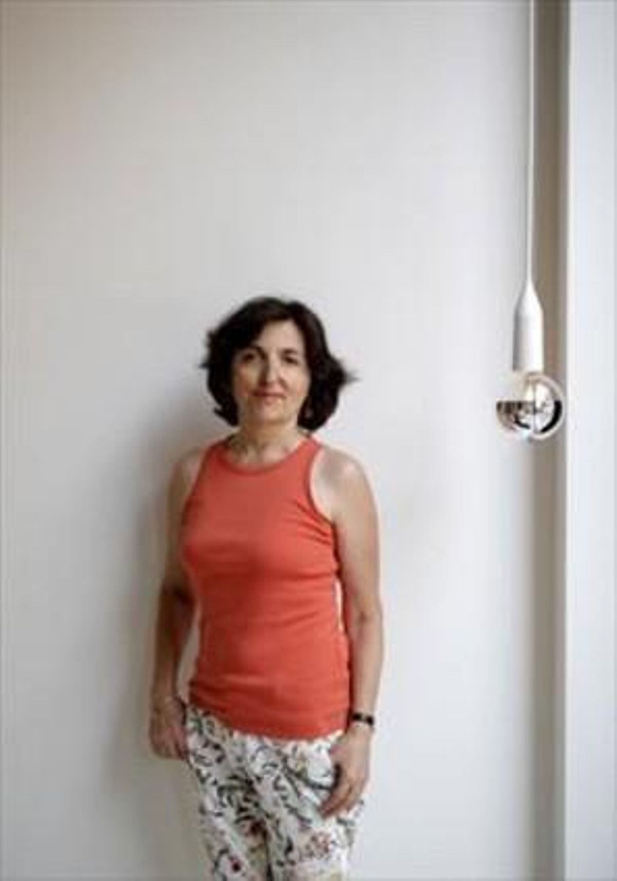 sona el timbre Aula de secundària de l’institut Fort Pius de Barcelona. A sota, la directora i autora d’aquest article, Pilar Montero.