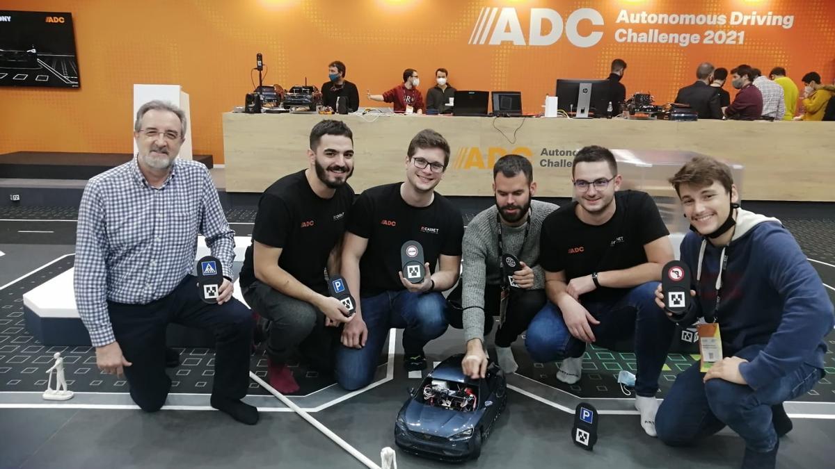 Los cinco premiados, junto al profesor e investigador del I3A Luis Montano, coordinador del proyecto