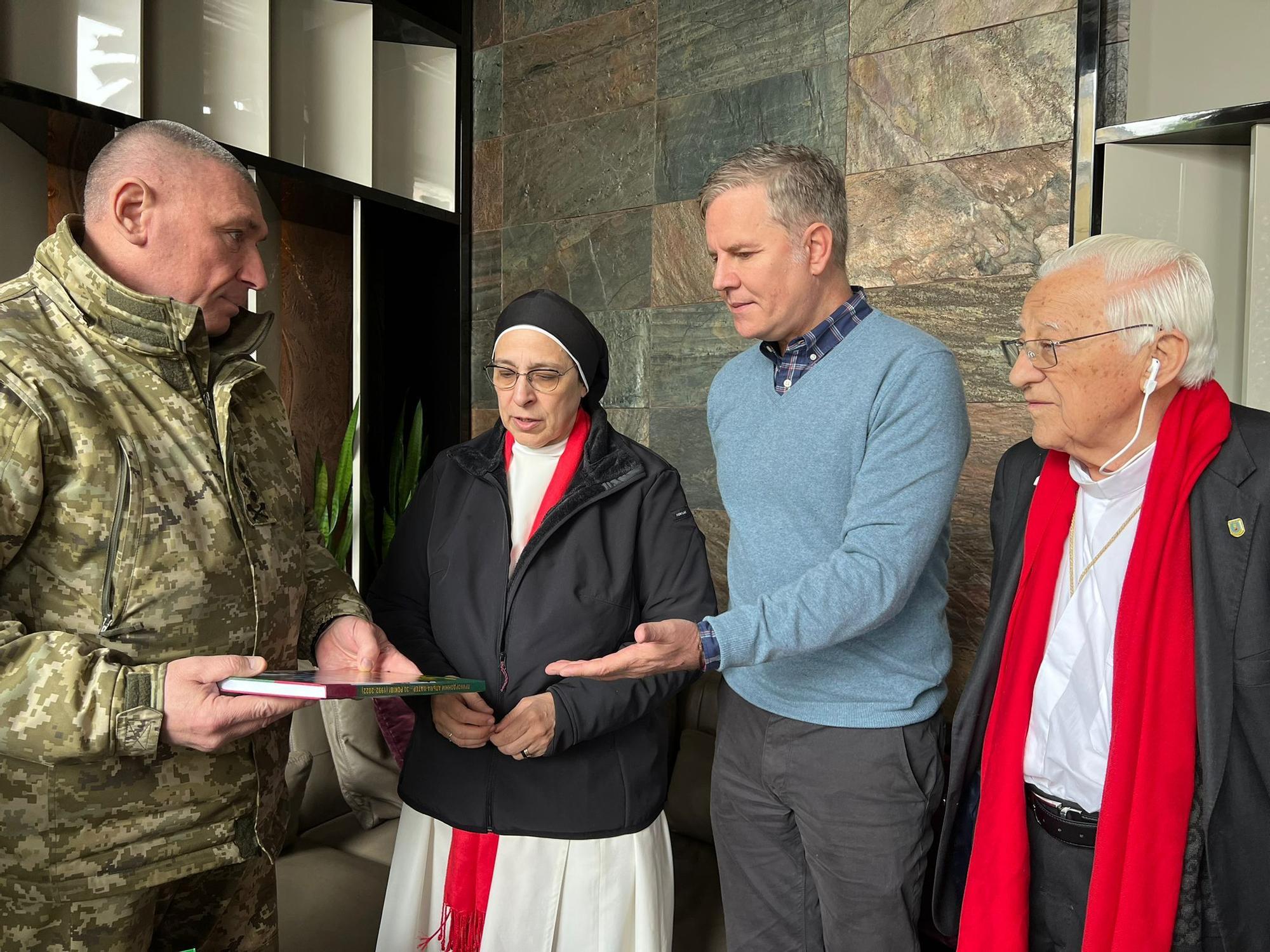 Ucraïna condecora sor Lucía en l'enèsim viatge humanitari de la monja al país en guerra