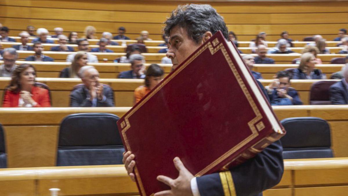 Un uixer del Senat carrega la Constitució. | PEDRO RUIZ / EUROPA PRESS