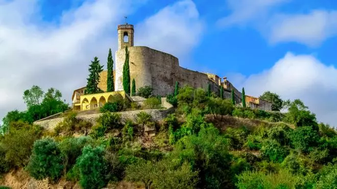 La muralla medieval más peculiar de España está en un pequeño pueblo catalán de tan solo 18 habitantes