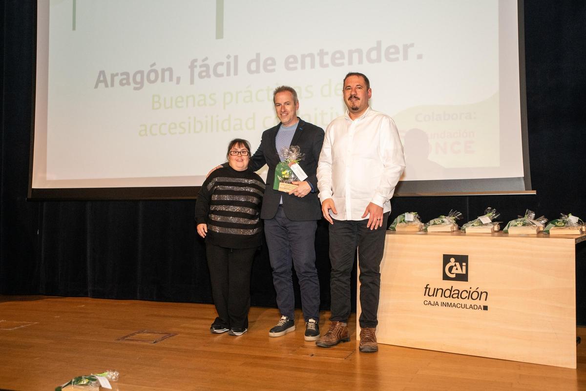 El director de EL PERIÓDICO DE ARAGÓN, Ricardo Barceló, recoge el galardón.