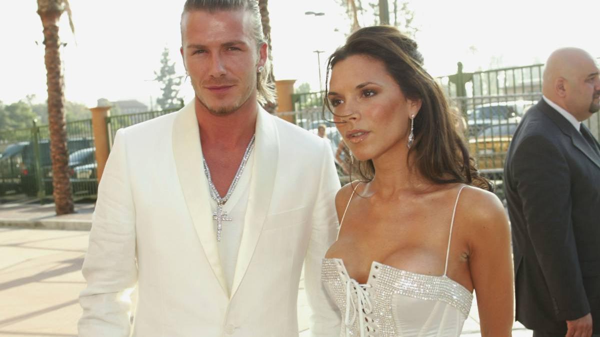 Mejoran con los años: David y Victoria Beckham rescatan los looks morados de su boda 25 años después y sus fans alucinan