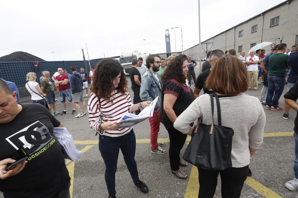 Manifestación de los trabajadores de la compañía Astur-Leonesa ante la entrada del puerto de Avilés