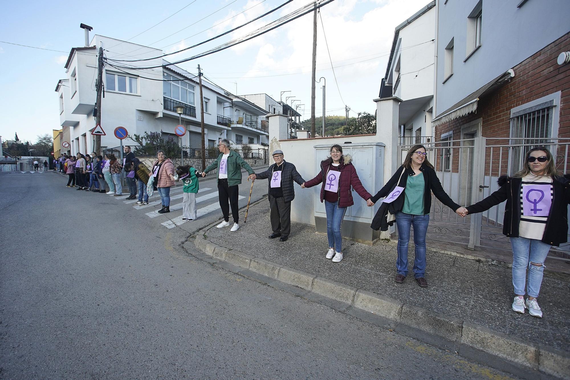 Les imatges de la cadena humana a Girona Est pel 8M