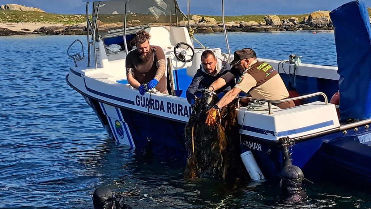 Los trabajos de eliminación de basura marina llevados a cabo por el programa Plancton en Guidoiros Areoso.