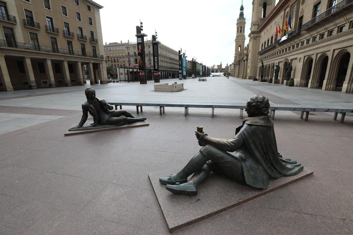 REPORTAJE SOBRE LA CIUDAD VACIA EN UN DOMINGO DENTRO DE LA CUARENTENA ESTABLECIDA POR EL GOBIERNO PARA INTENTAR FRENAR LA PANDEMIA DEL CORONAVIRUS. ESTATUAS DE LA FUENTE DE GOYA EN LA PLAZA DEL PILAR. SANIDAD. ENFERMEDADES. EPIDEMIAS. RESPIRATORIO