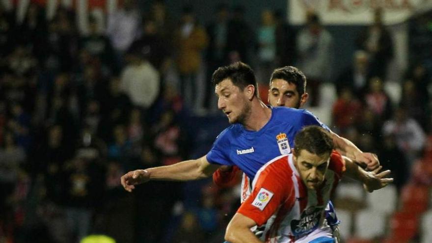 Borja Valle trata de llevarse el balón ante la presión de Campillo.