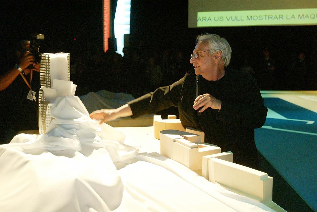 El arquitecto Frank Gehry y el entonces alcalde de Barcelona, Joan Clos, muestran la maqueta del edificio proyectado en la zona de La Sagrera, donde se ubicará el futuro Museo de la Movilidad.
Barcelona, 20 de mayo de 2004.