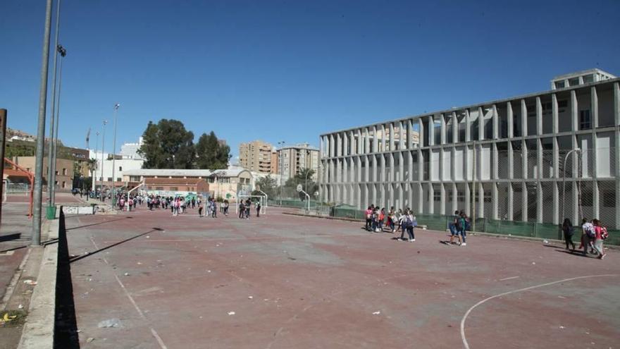 La suciedad se acumula en el patio que comparten ambos centros.