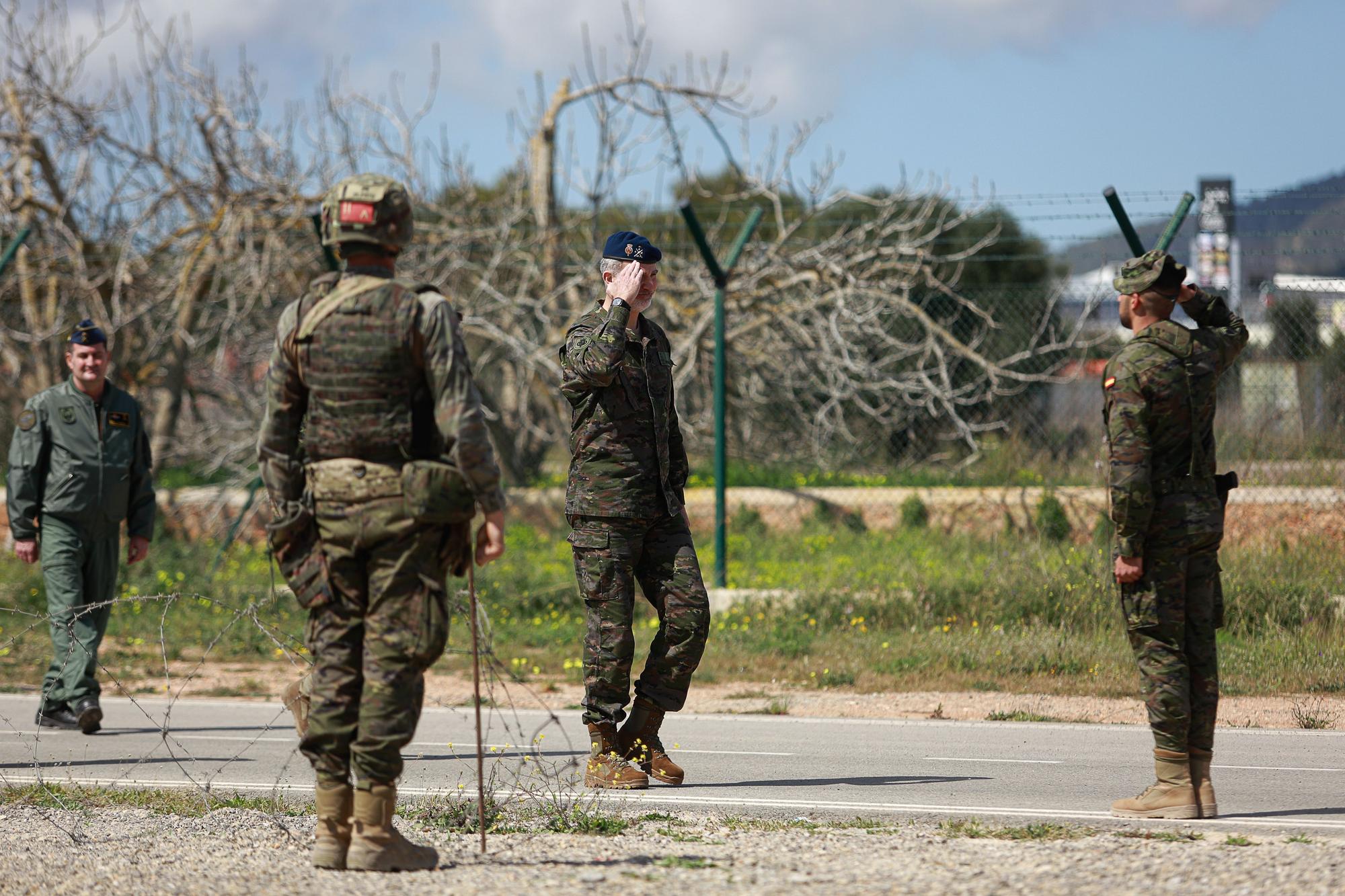 Mira aquí todas las fotos de la visita del Rey Felipe VI a las maniobras militares de Ibiza