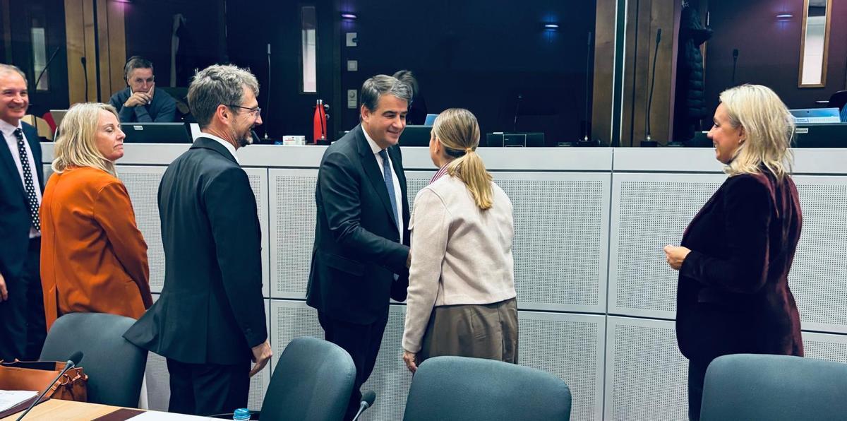 La presidenta del Govern, Marga Prohens, saluda al vicepresidente de la Comisión y comisario de Cohesión, Raffaele Fitto.