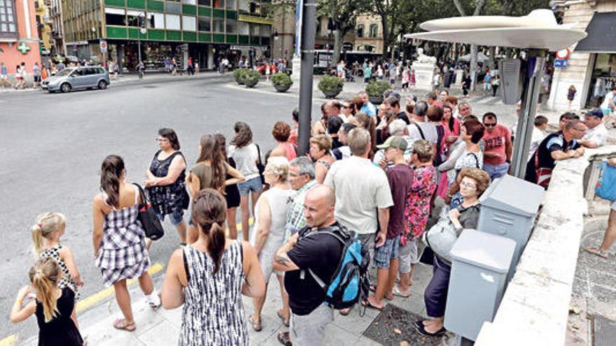 Los turistas se acumulaban en las paradas con destino a la Platja de Palma y el aeropuerto.